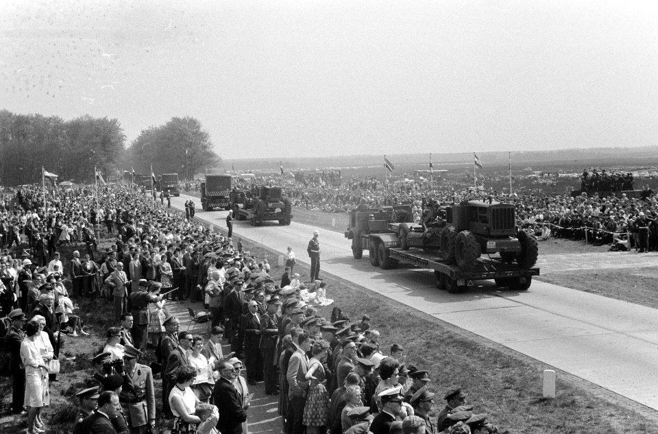Militaire parade bij Ede voor koningin Juliana en prins Bernhard, Bestanddeelnr 911-2184