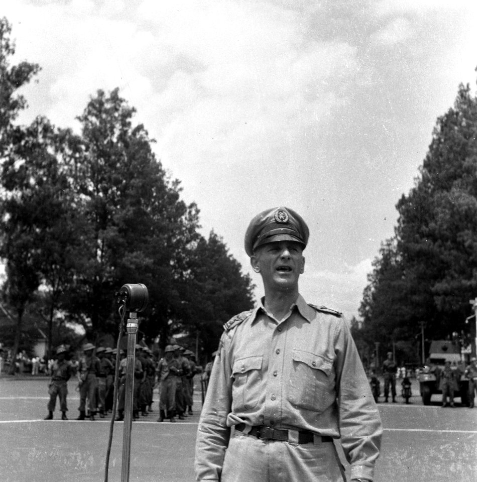 Militaire parade in Batavia Toespraak van een kolonel Sluyters, Bestanddeelnr 8092