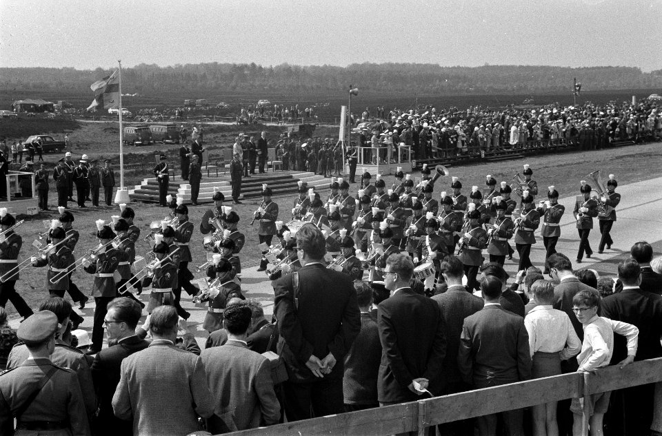 Militaire parade bij Ede voor koningin Juliana en prins Bernhard, Bestanddeelnr 911-2196