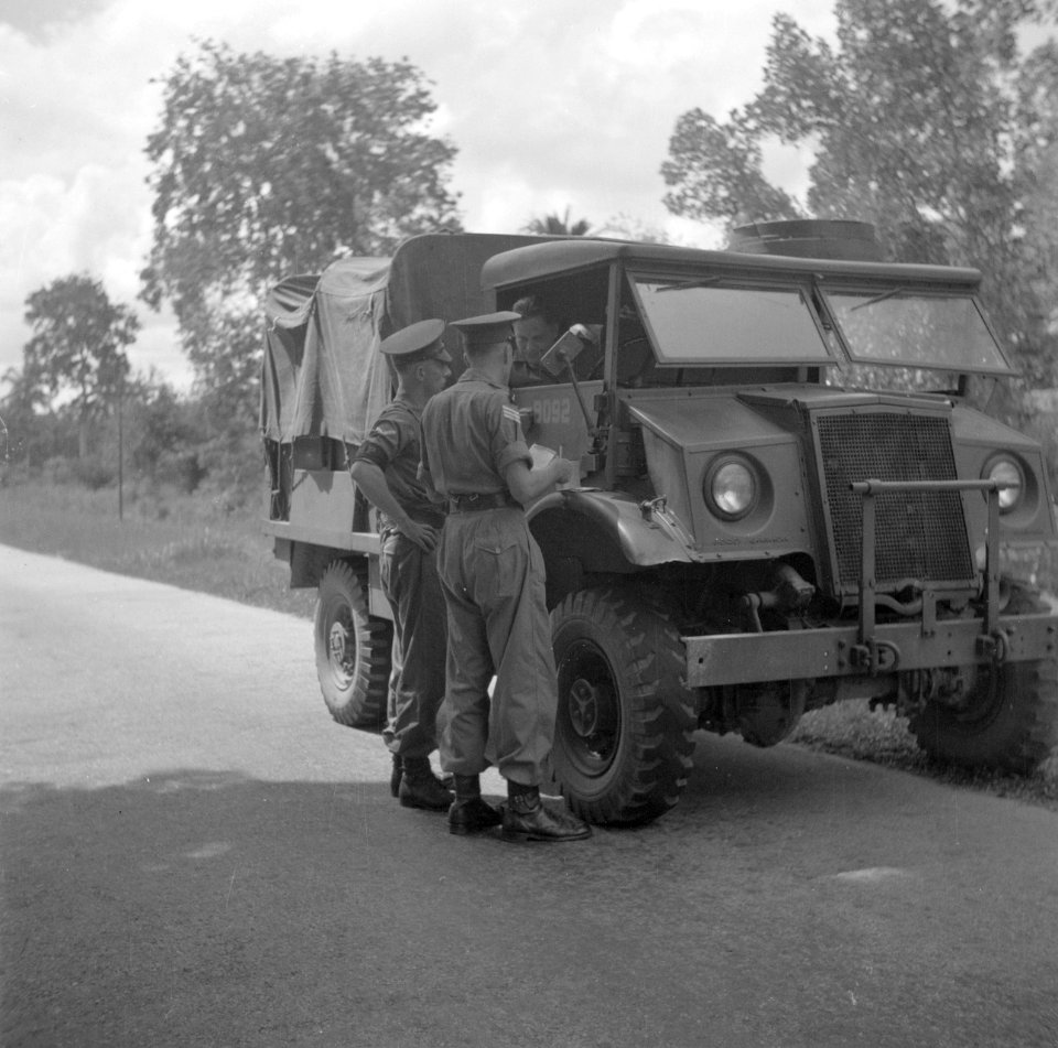Militaire Politie controleert een vrachtauto, Bestanddeelnr 255-6998