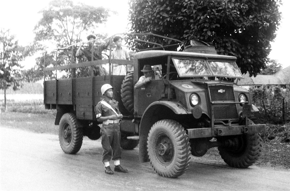 Militaire politieman controleert papieren van een legertruck, Bestanddeelnr 7286