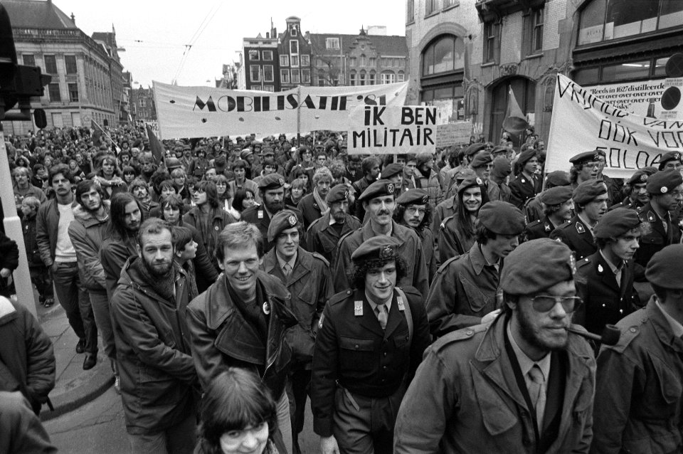 Militairen in de demonstratie, Bestanddeelnr 931-8177