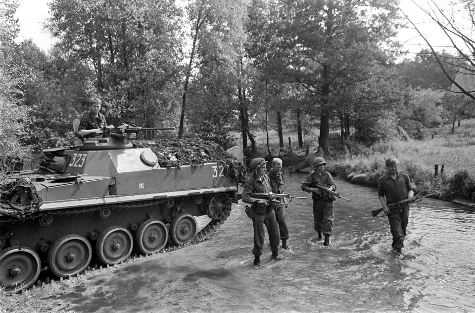 Militairen, staand in een beekje naast een rupsvoertuig, Bestanddeelnr 921-5839