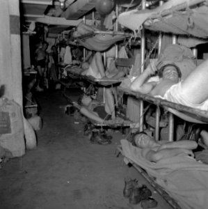 Militairen aan boord van de Sainfoin, varend tussen Malakka en Indonesië, Bestanddeelnr 255-8224