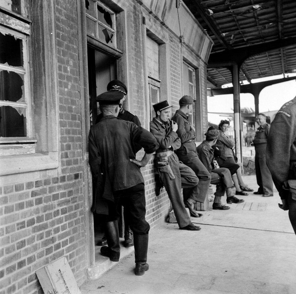 Militairen en spoorwegpersoneel op het spoorwegstation, Bestanddeelnr 900-5059 photo