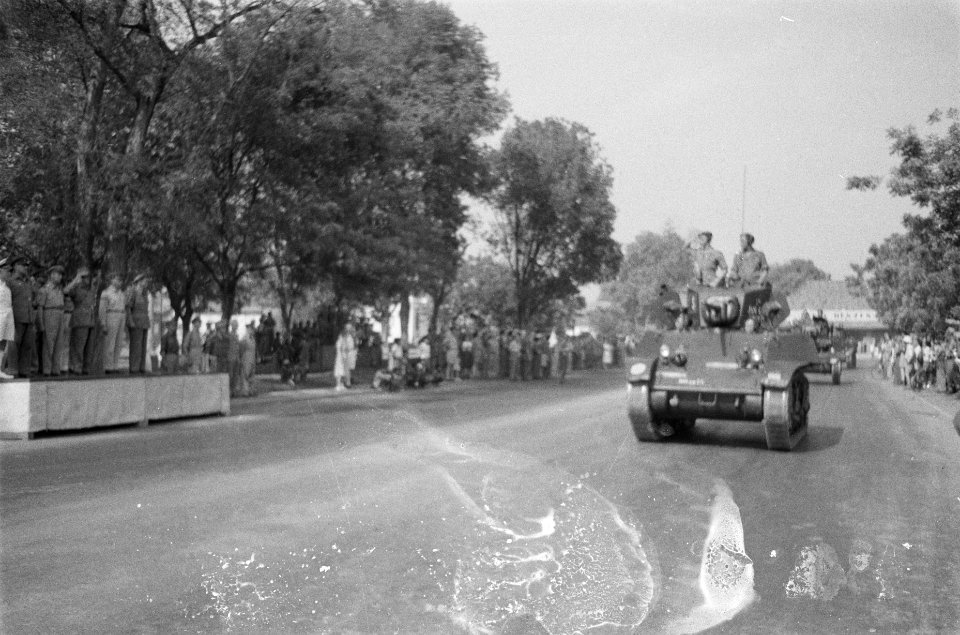 Militaire wapenschouw en parade. Een eskadron Vechtwagens KNIL, Bestanddeelnr 87-4-6