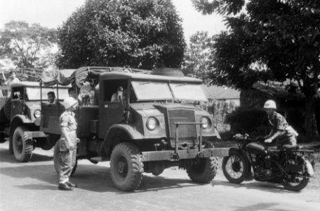 Militaire politieman controleert papieren van een legertruck, Bestanddeelnr 7285