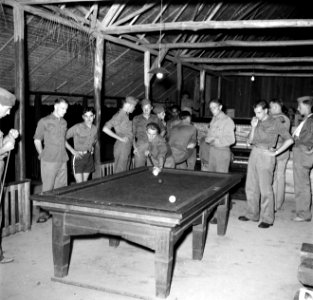 Militairen aan het biljarten in hun kampement bij Zanderij in Suriname, Bestanddeelnr 252-6396