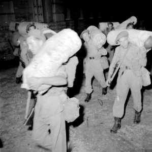 Militairen begeven zich naar de trein voor de reis van Ipoh naar Butterworth, Bestanddeelnr 255-8212