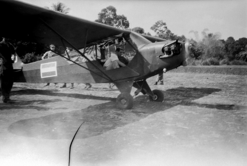 Militairen en twee burgers bij twee Piper L-4 Cubs Grasshopper. Een vliegtuig w, Bestanddeelnr 8331