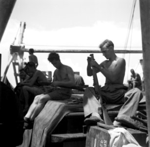 Militairen aan boord van de Sainfoin, varend tussen Malakka en Indonesië, bezig , Bestanddeelnr 255-8226