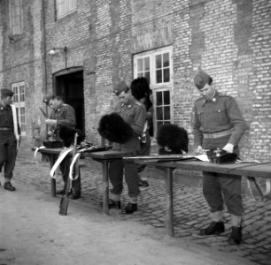 Militairen in de kazerne bezig met onderhoud van hun uitrusting na de aubade ter, Bestanddeelnr 252-8723