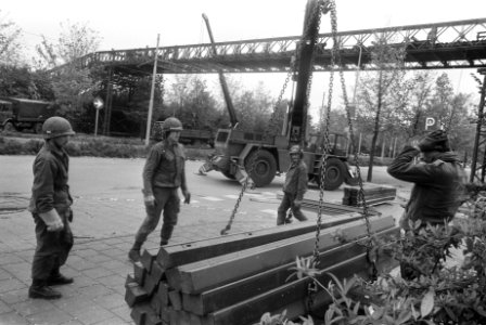 Militairen, baileybruggen, Bestanddeelnr 932-6015