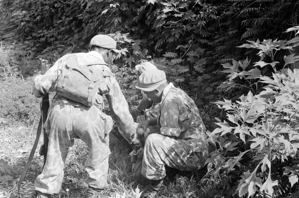 Militairen in gevechtspositie langs de wegkant. Mortier wordt in stelling gebrac, Bestanddeelnr 130-1-6