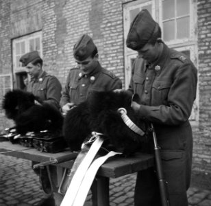 Militairen in de kazerne bezig met onderhoud van hun uitrusting na de aubade ter, Bestanddeelnr 252-8728