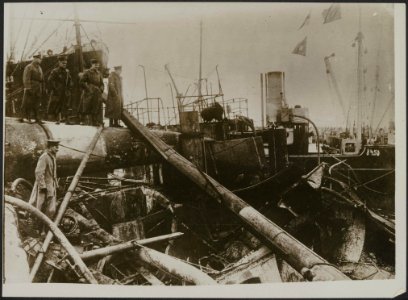 Militairen bekijken een verwoest schip., Bestanddeelnr 158-2217