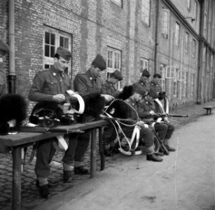Militairen in de kazerne bezig met onderhoud van hun uitrusting na de aubade ter, Bestanddeelnr 252-8725
