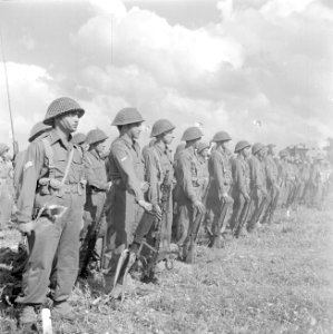 Militairen tijdens de militaire parade bij gelegenheid van de eerste verjaardag…, Bestanddeelnr 255-0982