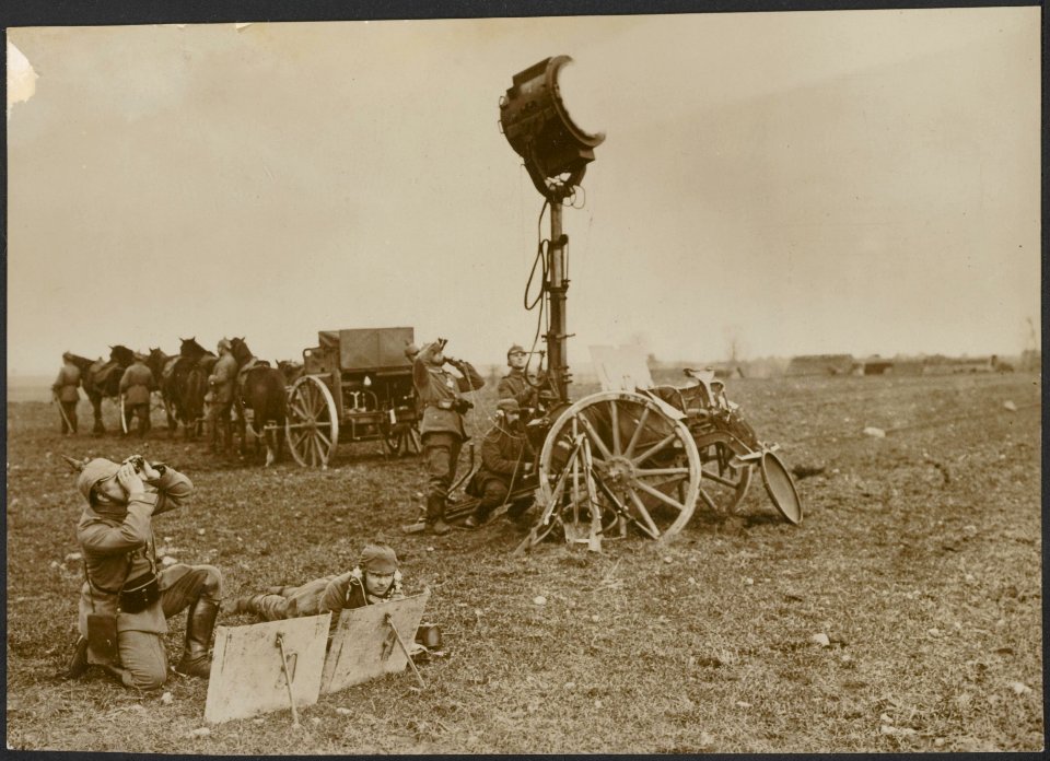 Militairen in een veld bedienen een zoeklicht waarnemers en telefonisten, Bestanddeelnr 158-2235