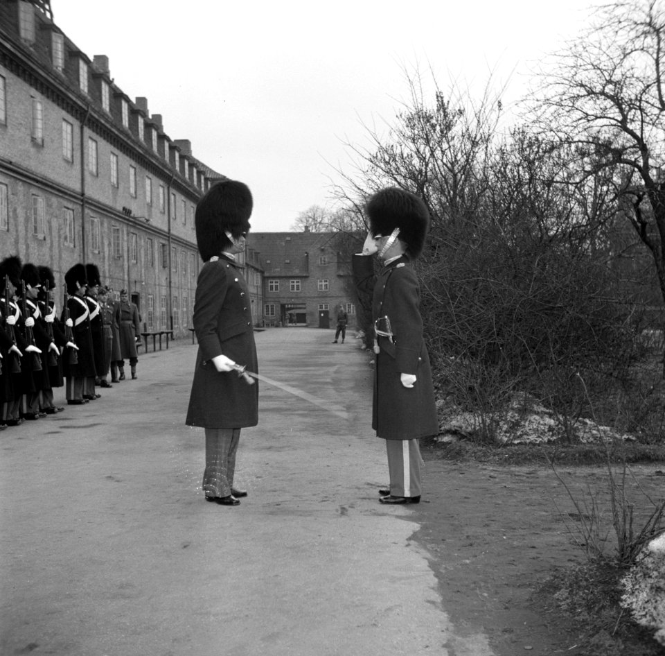 Militairen in de kazerne bezig met de voorbereidingen voor een aubade ter ere va, Bestanddeelnr 252-8718
