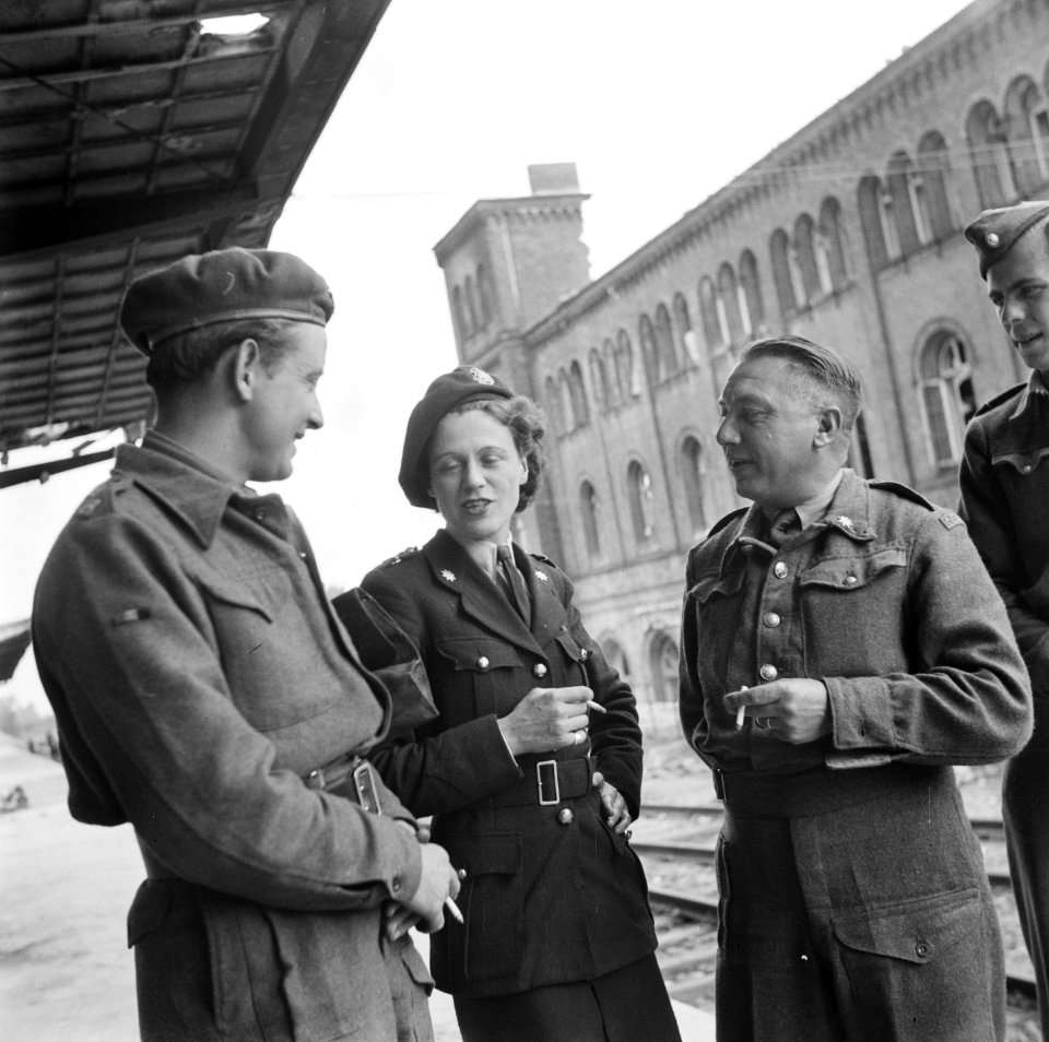 Militairen, waaronder een vrouw, in gesprek, Bestanddeelnr 900-5057