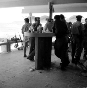 Militairen in de Negevwoestijn bij Avdad in de kantine Enkele hebben hun automa, Bestanddeelnr 255-4669