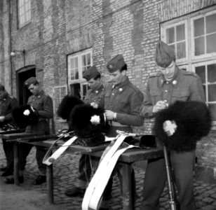 Militairen in de kazerne bezig met onderhoud van hun uitrusting na de aubade ter, Bestanddeelnr 252-8726