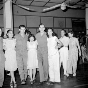Militairen met Chinese meisjes in het Jubilee-park in Ipoh, Bestanddeelnr 255-6996
