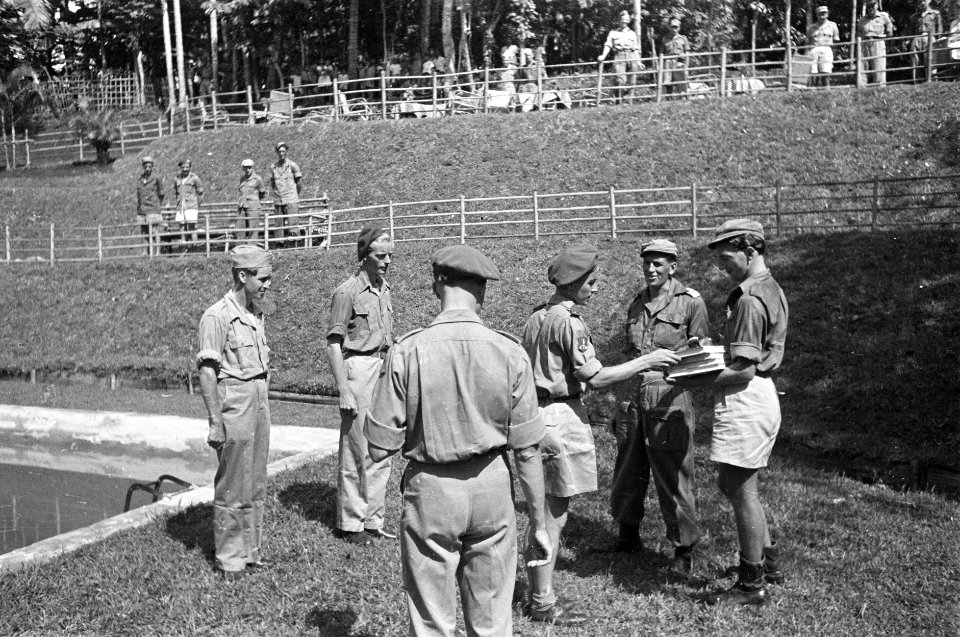 Militairen in een plaatsje nabij Purwakarta (West-Java) hebben een zwembad, dat , Bestanddeelnr 459