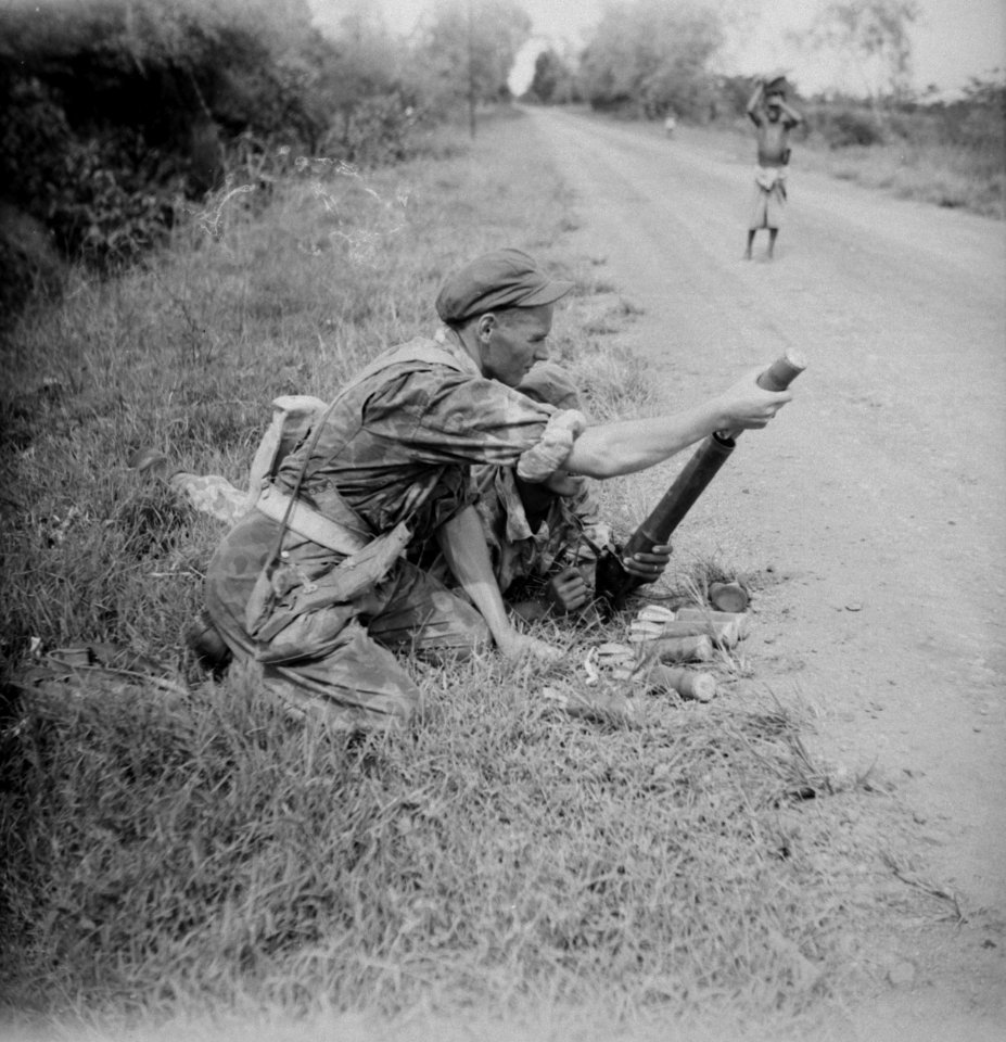 Militairen met lichte mortier in de berm, Bestanddeelnr 11069
