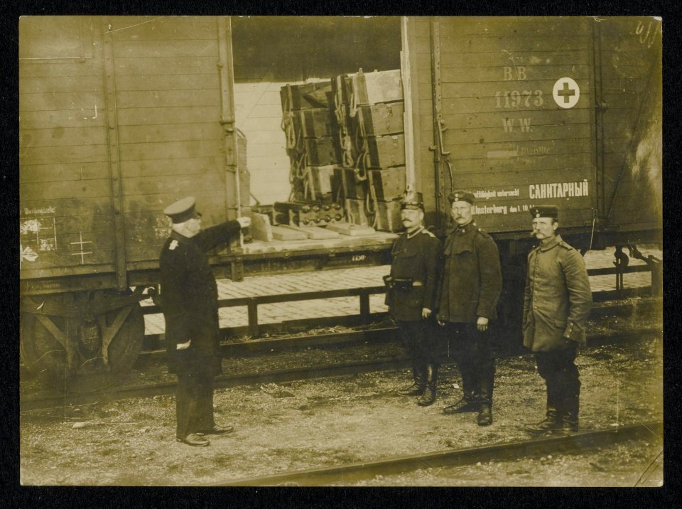 Militairen bij een Duitse trein met ook Russische opschriften, Bestanddeelnr 158-0343