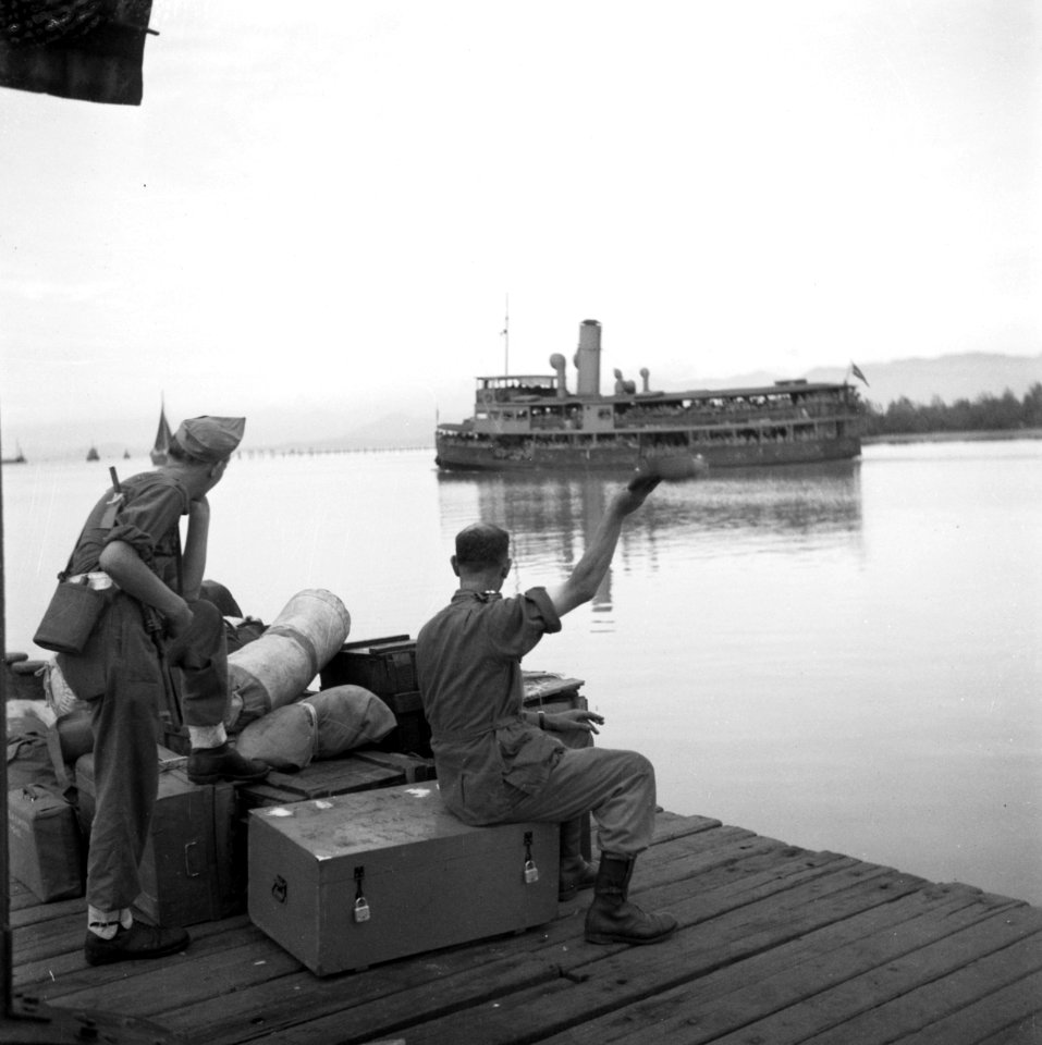 Militairen in Georgetown in afwachting van hun vervoer naar de Sainfoin, Bestanddeelnr 255-8217