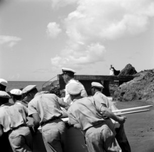 Militairen bij het vertrek van het koninklijk paar van Saba, Bestanddeelnr 252-4144
