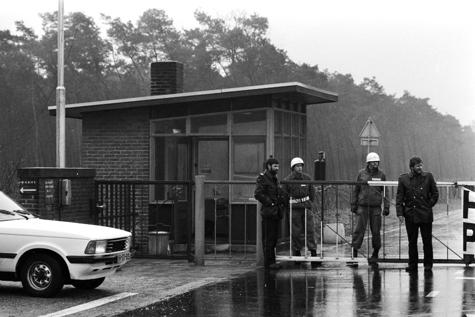 Militairen bij de ingang van de basis, Bestanddeelnr 932-5376