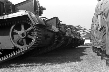 Militairen met KNIL-helmen staan aangetreden voor brencarriers, Bestanddeelnr 6129