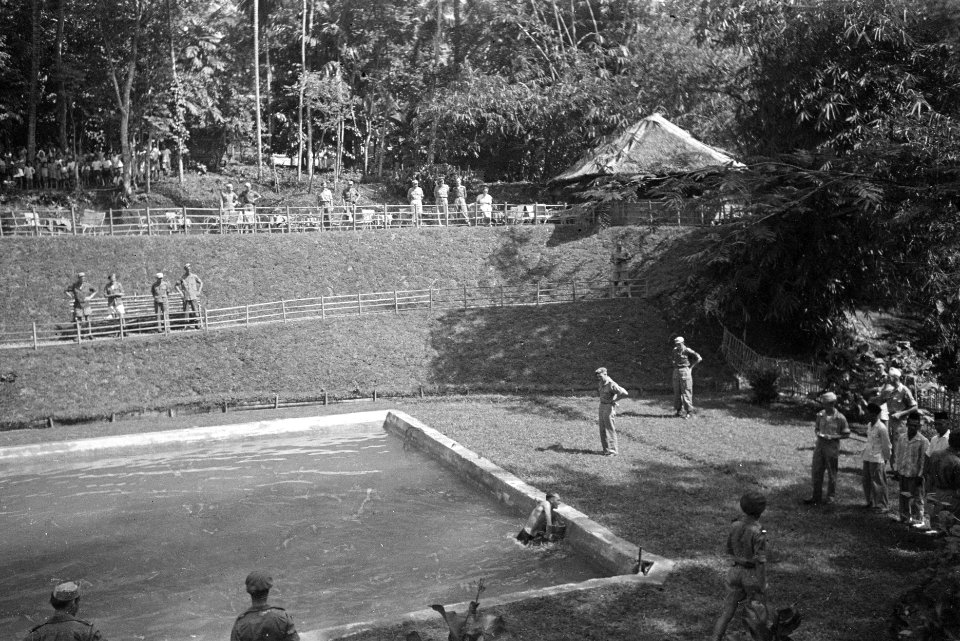 Militairen in een plaatsje nabij Purwakarta (West-Java) hebben een zwembad, dat , Bestanddeelnr 461