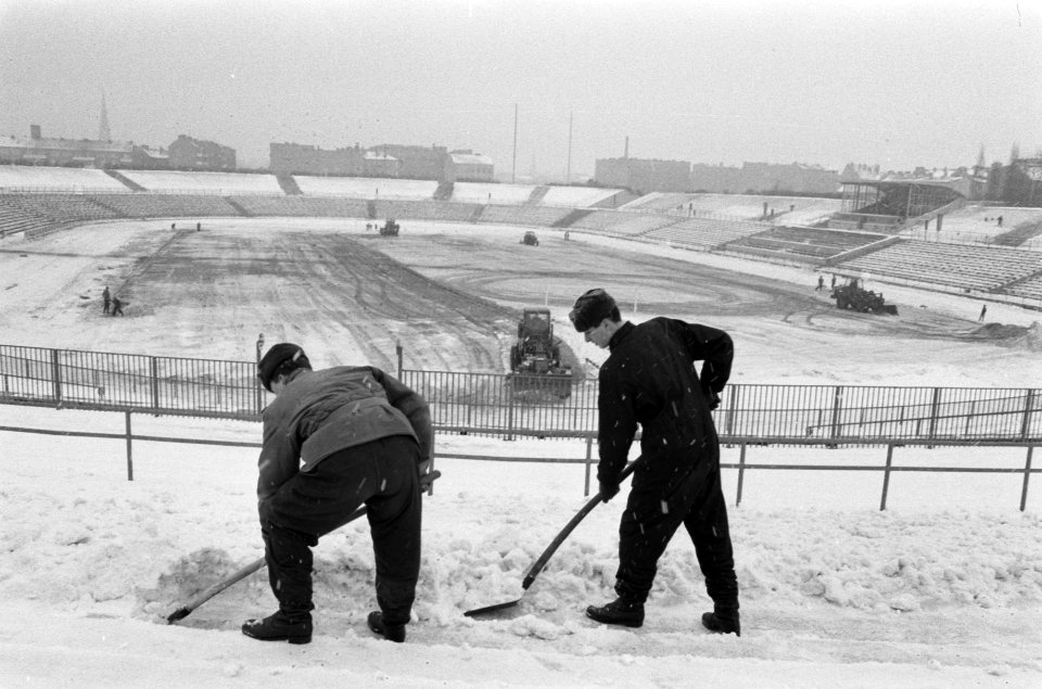Militairen maken met houwelen en sneeuwruimers het Ulbricht Stadion in O-Berlijn, Bestanddeelnr 923-3103