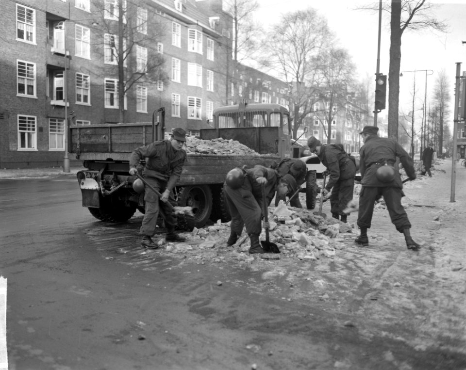 Militairen ruimen sneeuw in Amsterdam, de Cornelis Krusemanstraat wordt schoonge, Bestanddeelnr 914-7493