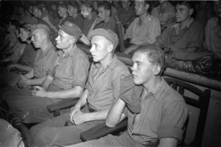 Militairen gezeten op stoelen in een zaal luisteren naar iets, Bestanddeelnr 119-2-6