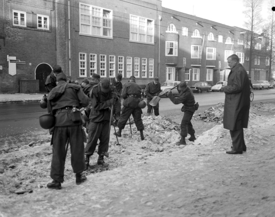 Militairen ruimen sneeuw in Amsterdam, de Cornelis Krusemanstraat wordt schoonge, Bestanddeelnr 914-7492
