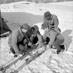 Militairen maken een slede van ski's en skistokken, Bestanddeelnr 254-4396