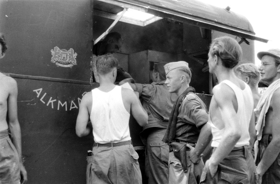 Militairen bij een mobiele kantine (geschonken door de burgerij van Alkmaar), Bestanddeelnr 5697