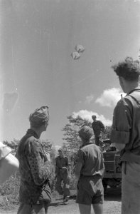 Militairen kijken naar een lampion of vlieger in de lucht, Bestanddeelnr 7433