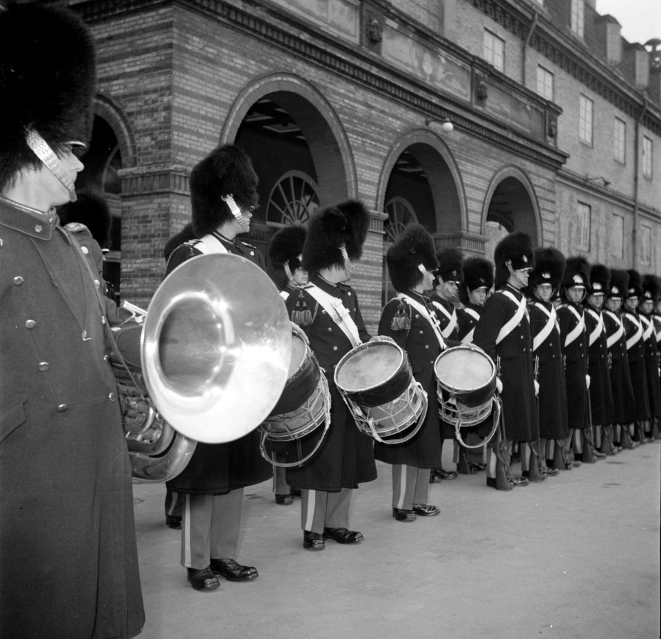 Militairen in de kazerne bezig met de voorbereidingen voor een aubade ter ere va, Bestanddeelnr 252-8714