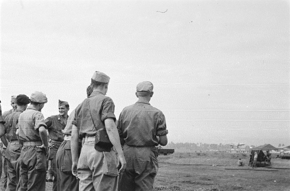 Militairen kijken hoe in de verte een Dakota opstijgt, Bestanddeelnr 208-1-2