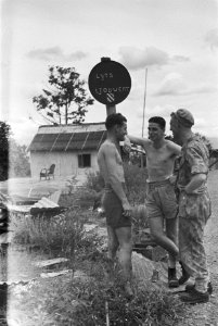 Militairen bij een bord met het opschrift Lyts Ljouwert, Bestanddeelnr 157-3-2