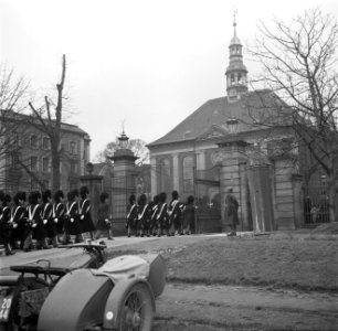 Militairen keren terug in de kazerne na de aubade ter ere van de 55e verjaardag…, Bestanddeelnr 252-8720