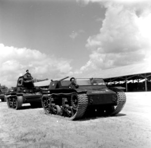 Militaire voertuigen op het kazerneterrein bij een militaire parade in Paramarib, Bestanddeelnr 252-6338