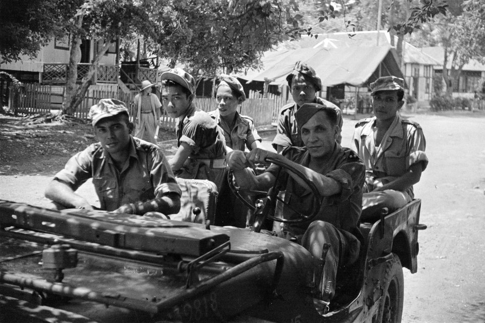 Militairen in een jeep, Bestanddeelnr 190-4-4