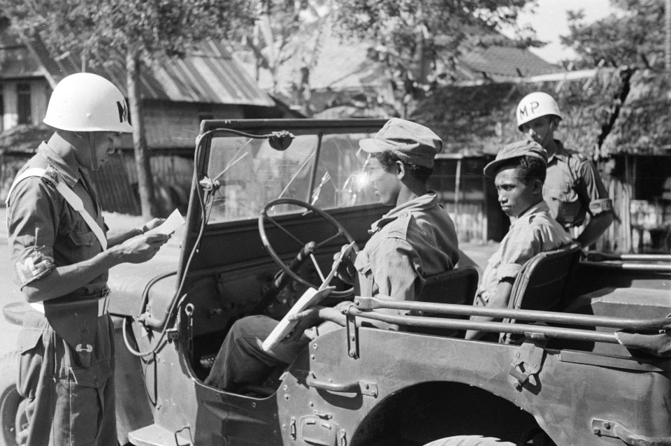 Militaire Politie controleert de papieren van twee KNIL-militairen in een jeep, Bestanddeelnr 1518-4-1